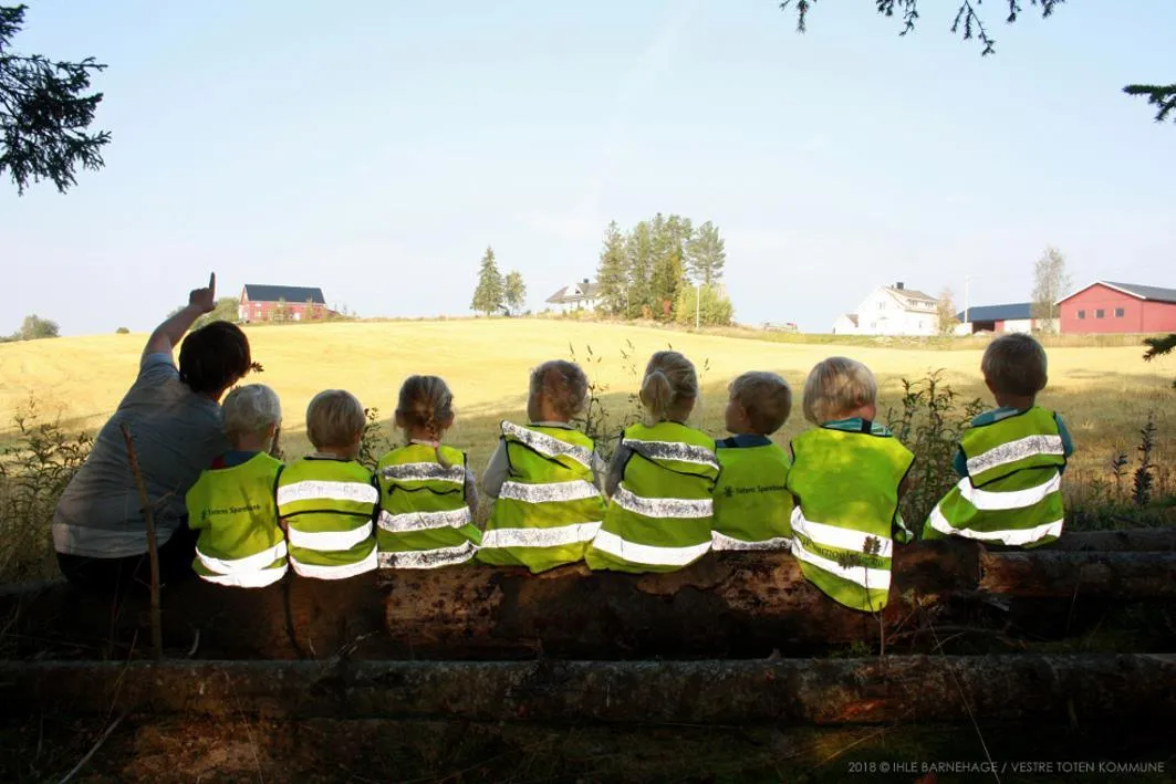 Barn på tur med utsikt over Ihle-landskapet
