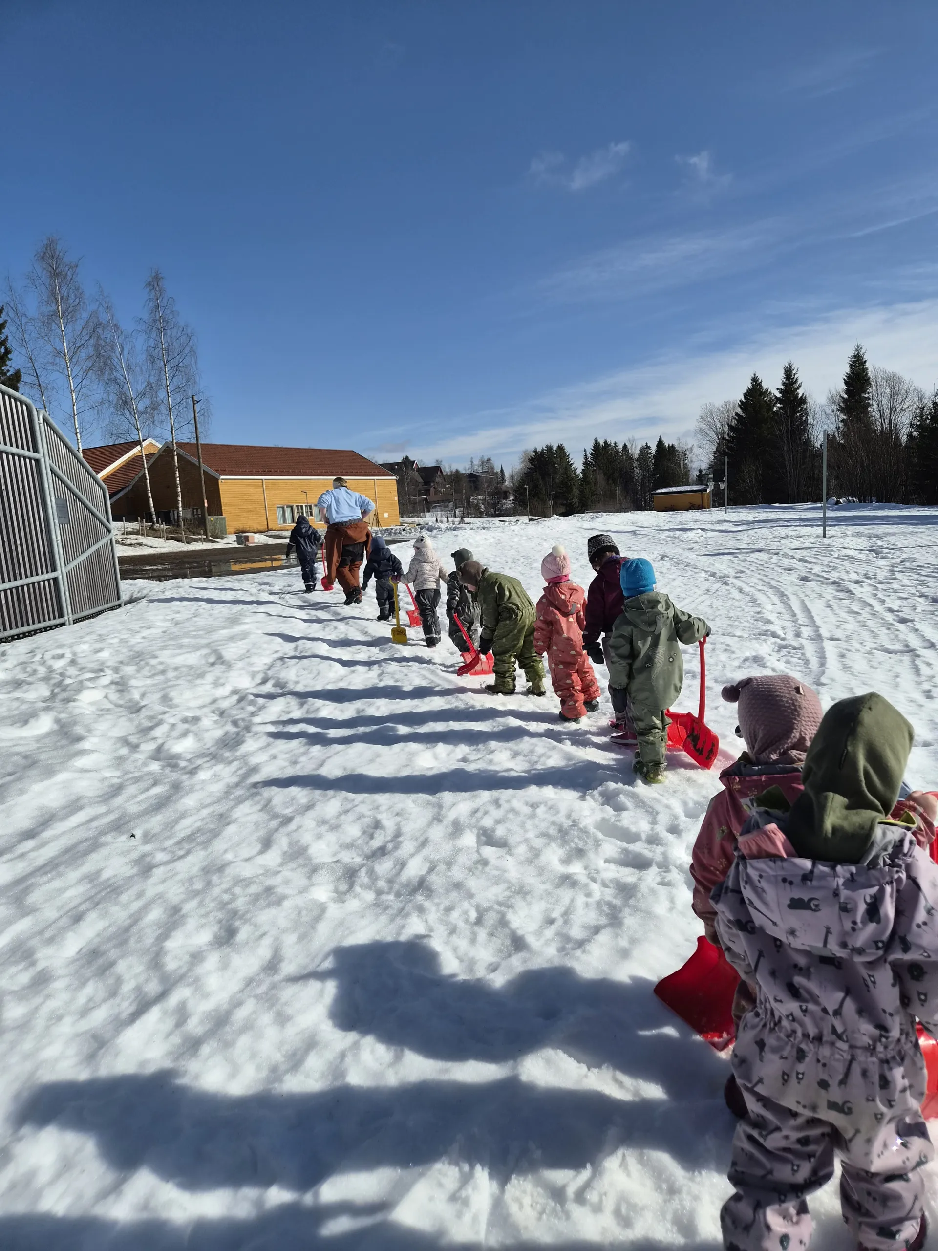 Barn på vei ut i snøen med spader